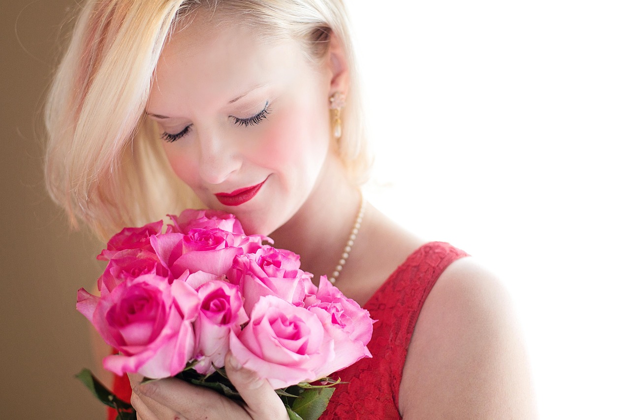 beautiful woman, blonde, roses, beauty woman, woman, young, female, love, romantic, romance, happiness